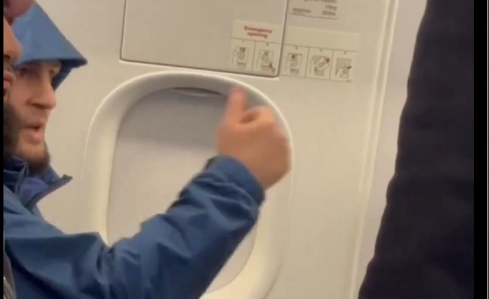 Momen ketika Juara Dunia UFC Khabib Nurmagomedov diminta pindah kursi di pesawat Frontier Airlines. (Foto:X@cettaenglish)